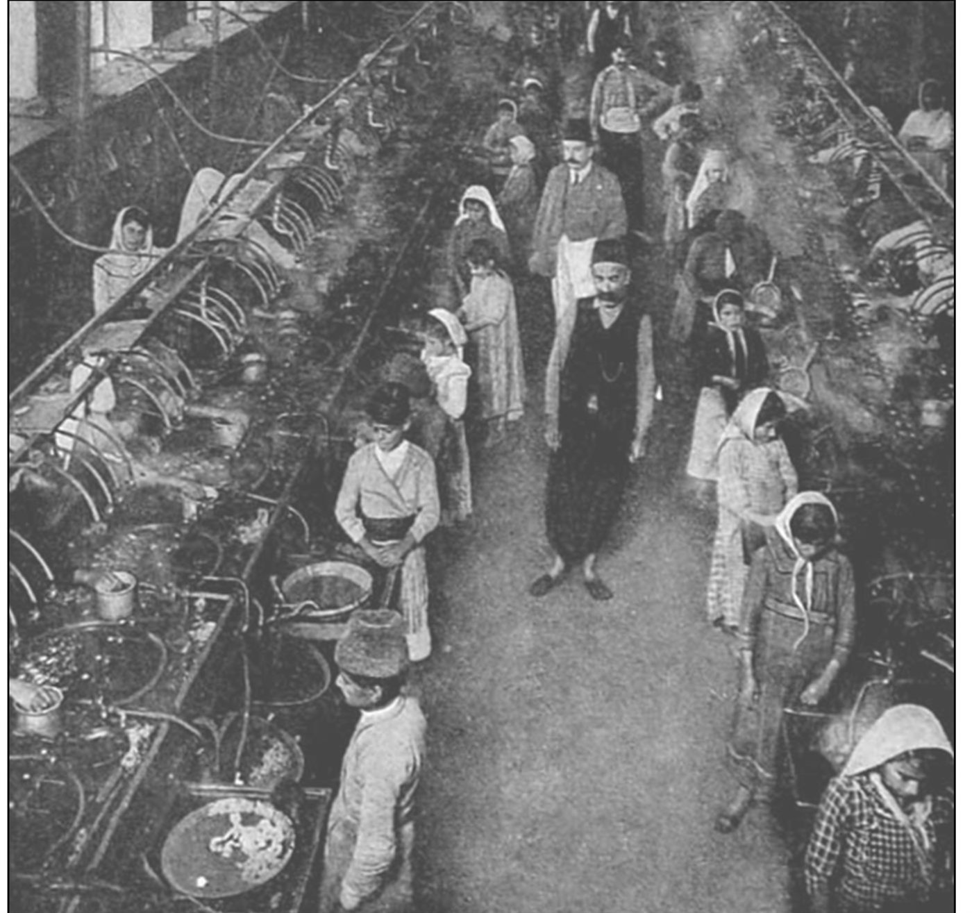 İpek fabrikasının içi: iki sıra tekne boyunca çalışan kadınlar ve çocuklar, aralarından geçen iki gözetmen
