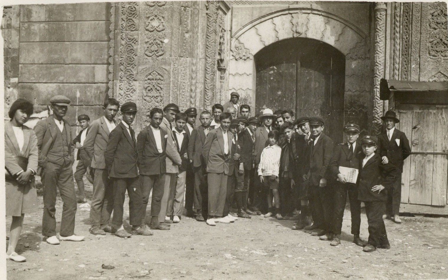 1929'da Amasya Ortaokulu öğrencileri ve öğretmenleri Bimarhane'nin mukarnaslı taçkapısı önünde