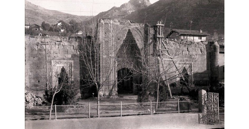 1940'ta Bimarhane: çatısı çökmüş, duvarları kırık, yalnız taçkapı ayakta