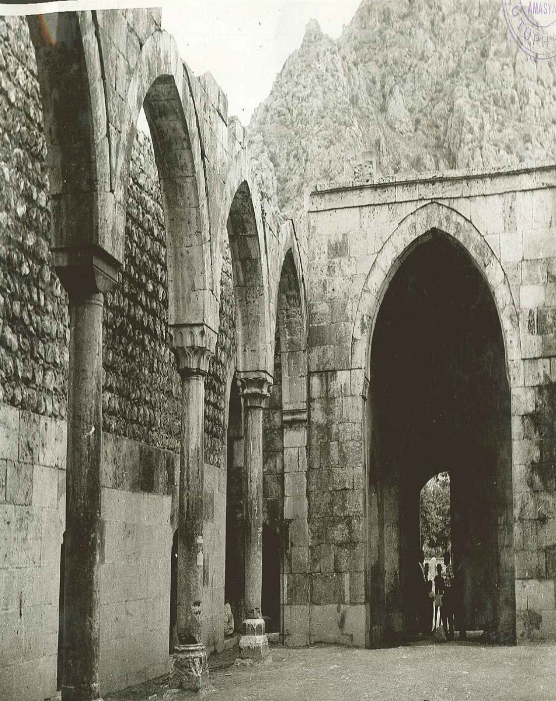 Amasya Kütüphanesi damgalı eski arşiv kartında Bimarhane'nin revakları ve taçkapısı