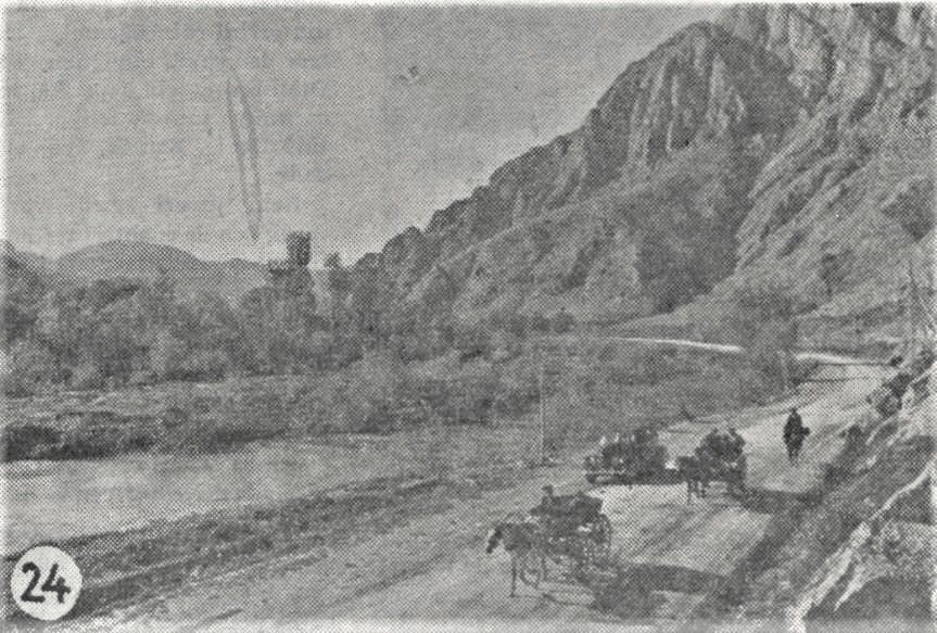 1939'da Ferhat Arası: ırmak kıyısındaki yol, at arabaları ve sağda Ferhat Dağı'nın kayalığı