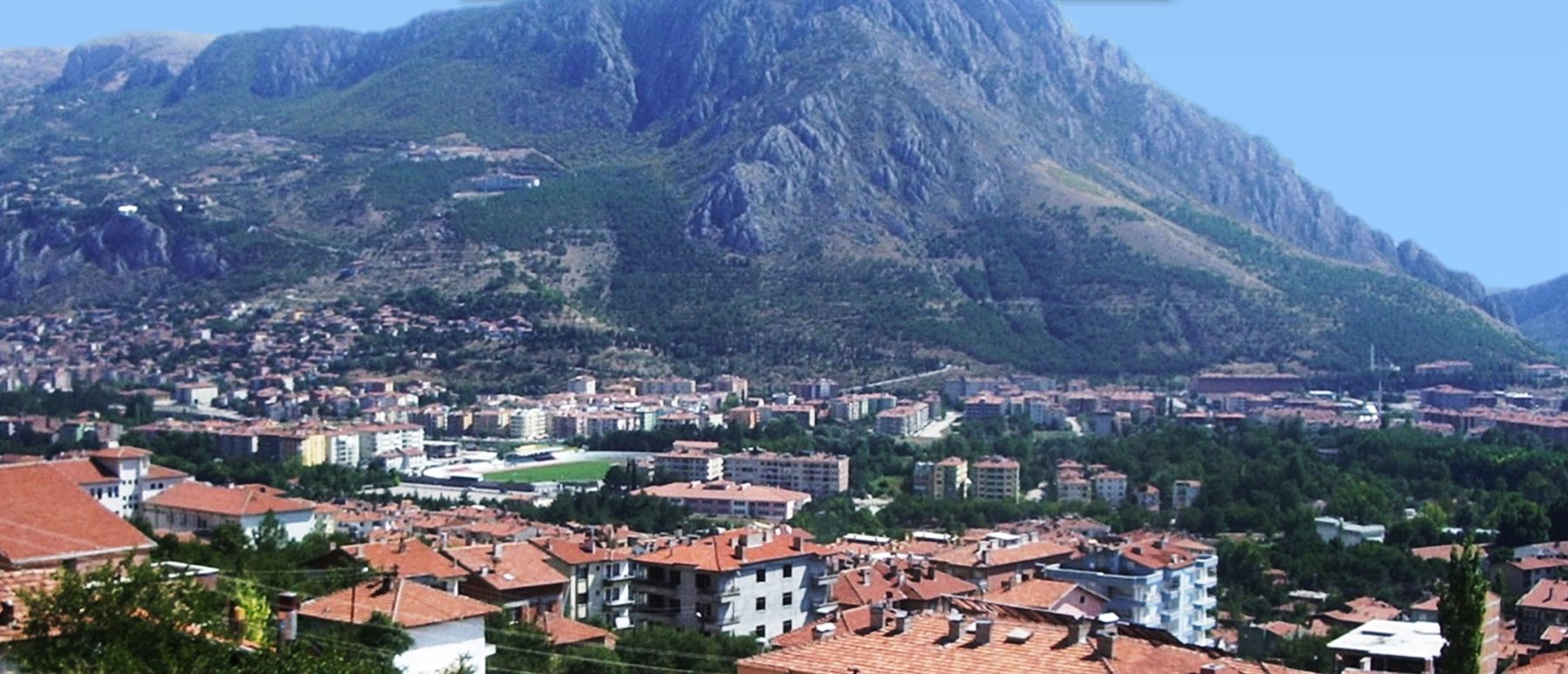 Amasya'nın batısında yükselen Ferhat Dağı ve eteğindeki şehir