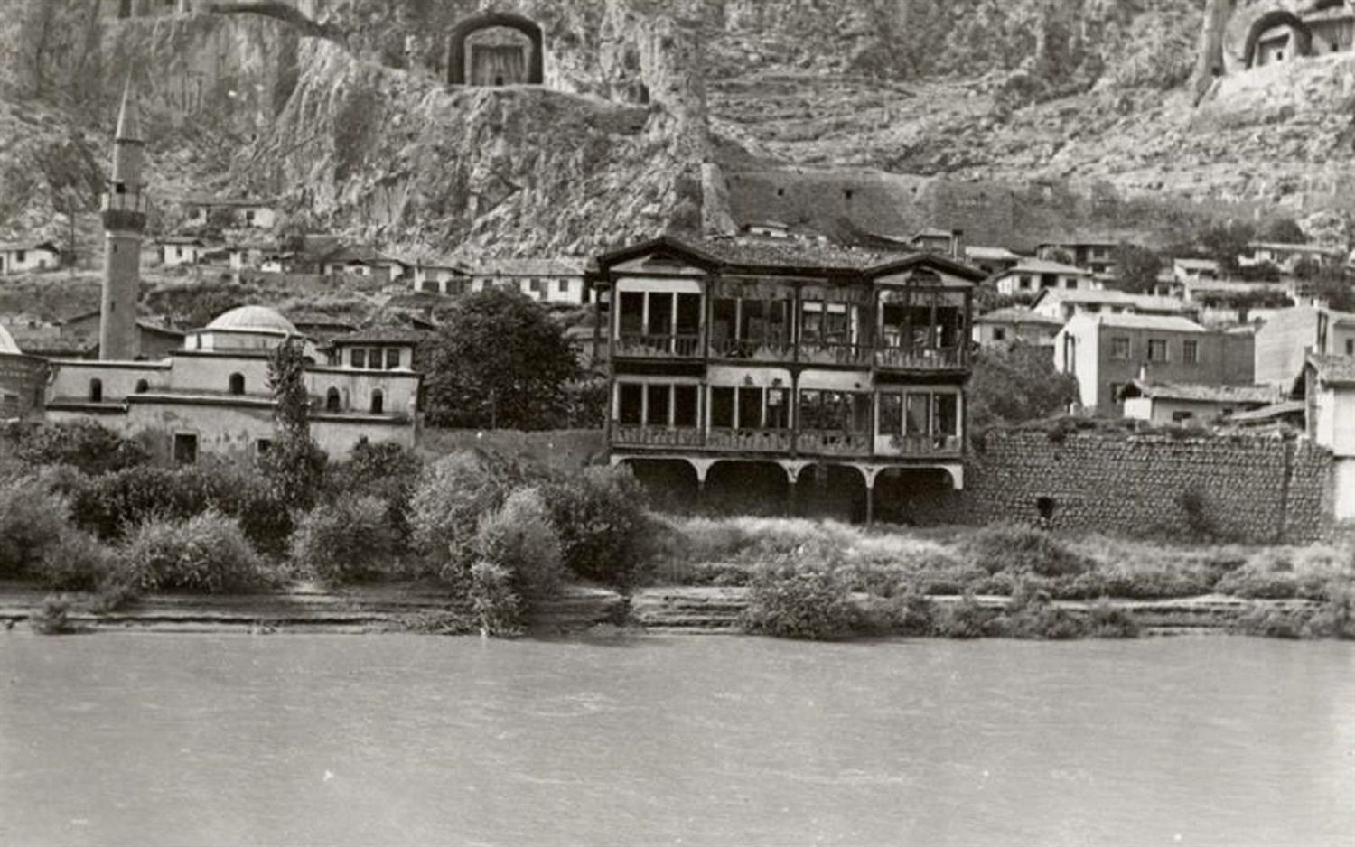 Yeşilırmak kıyısında iki katlı, çıkmalı ahşap konak; altında kemerli bölüm, arkada Hatuniye Camii ve kaya yüzünde kral mezarları