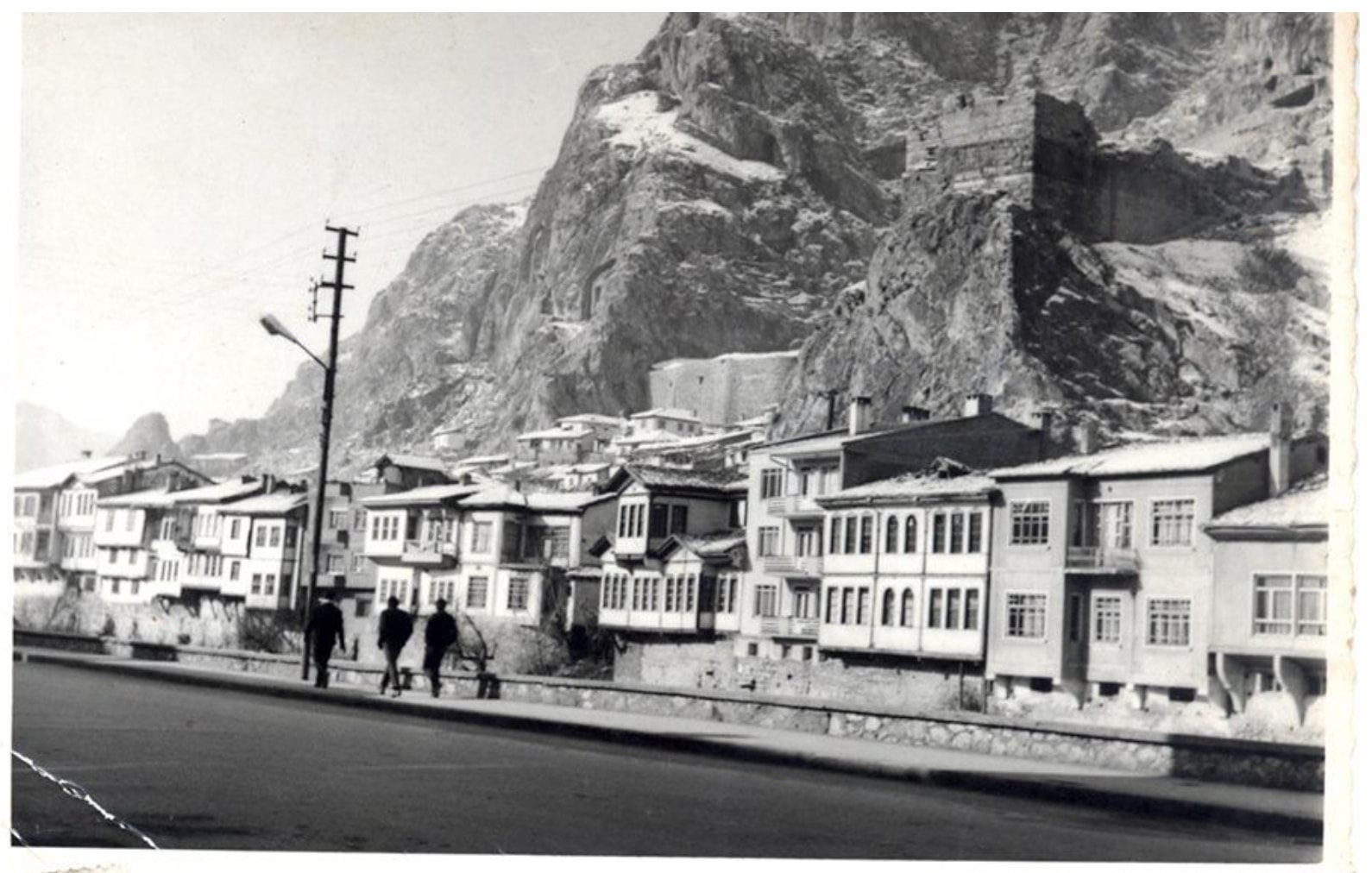 1970 kışında İçerişehir konakları; arkada kaya yamacı ve kale duvarları