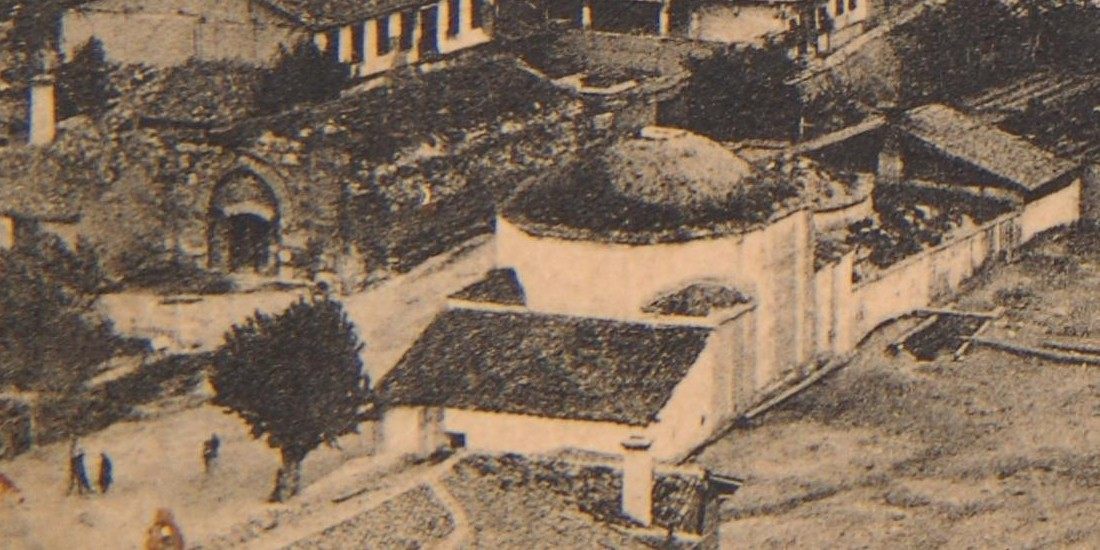 Eski bir Amasya panoramasının yakını: avlu duvarı içinde büyük kubbeli bir yapı ve solda sivri kemerli bir taçkapı