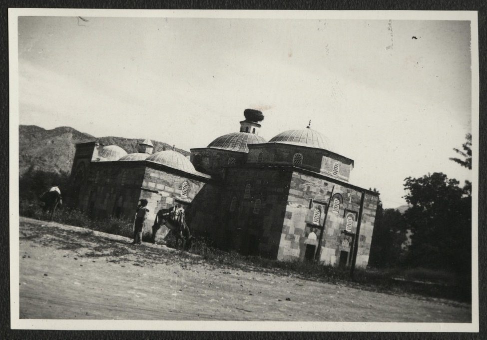 Bayezid Paşa Camii: iki kubbeli harim, son cemaat yeri ve tek şerefeli minare