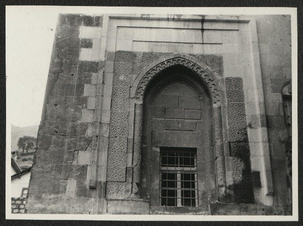 Gökmedrese'nin derin sivri kemerli eyvan girişi; oyma taş bordürler ve iki yanda kabatan taş panolar