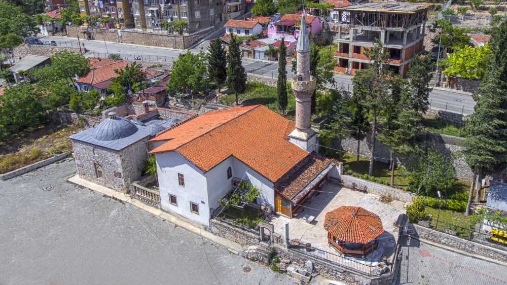 Hızır Paşa Camii: eğimli arazide, moloz taş duvarlı, kiremit çatılı cami