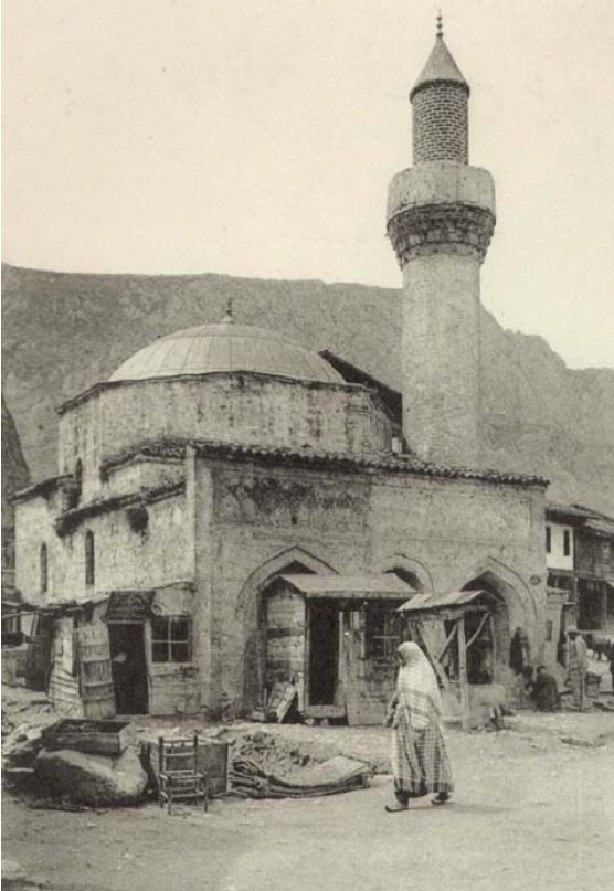 Pir Mehmet Çelebi Camii: tek kubbeli harim ve üç bölümlü son cemaat yeri