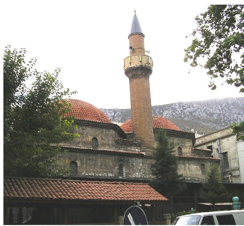 Saraçhane Camii: yan yana iki kubbe ve aralarında kalan tuğla minare