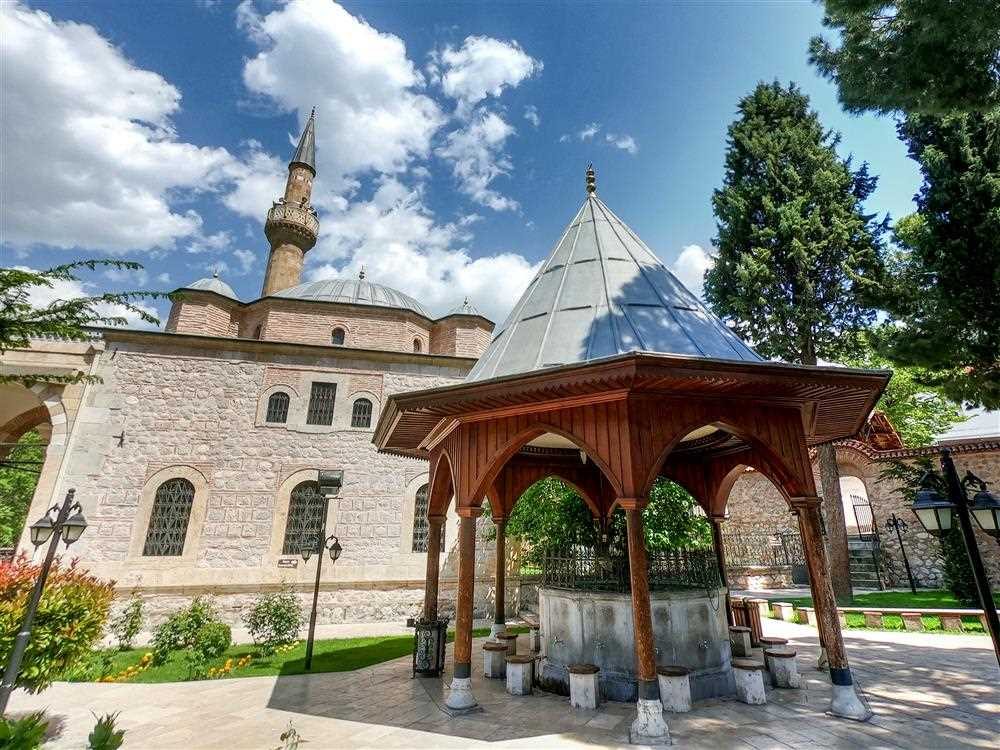 Şirvanlı (Azeriler) Camii: kesme taş gövde, kurşun kaplı kubbe ve dört köşesindeki küçük kubbeler