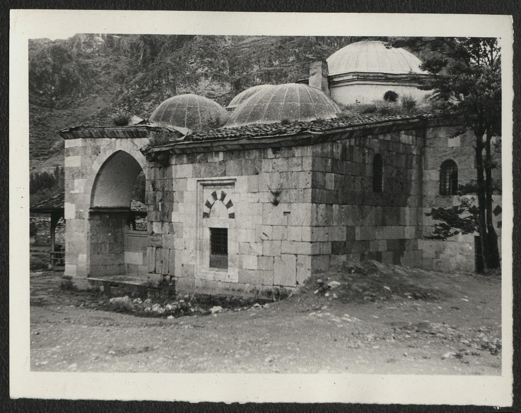Yörgüç Paşa Camii: düzgün kesme taş cephe, giriş eyvanı ve ahşap minare