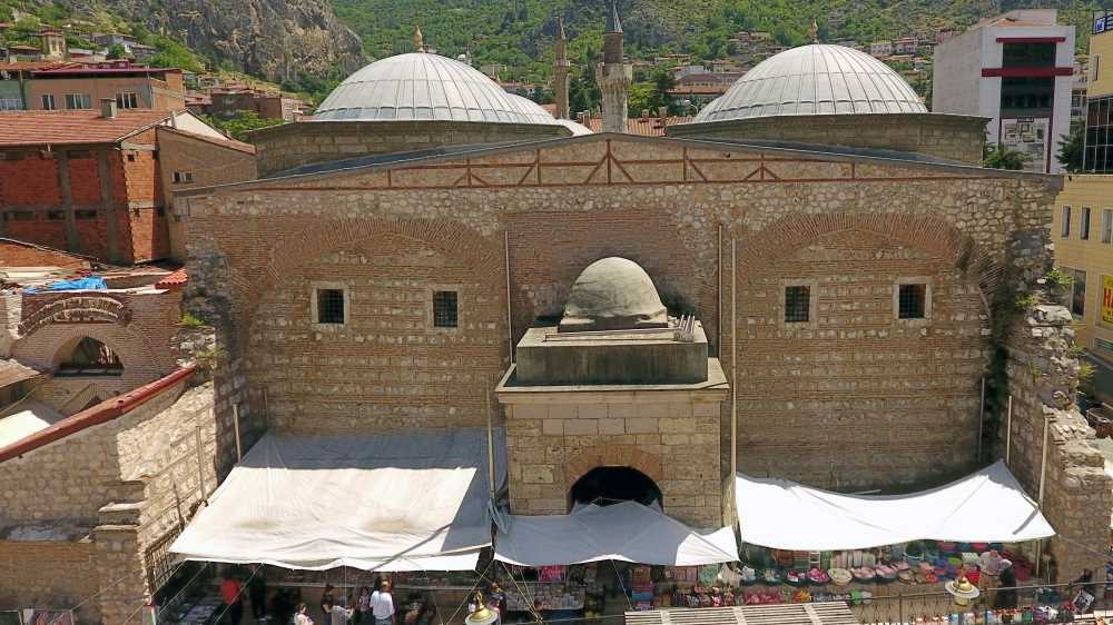 Amasya Bedesteni: iki büyük kurşun kubbe, kör kemerli taş beden duvarları, önünde çarşı tezgâhları