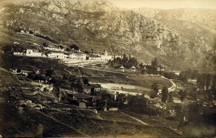 Saraydüzü Kışla Binası ve çevresi, kayalıkların eteğinde