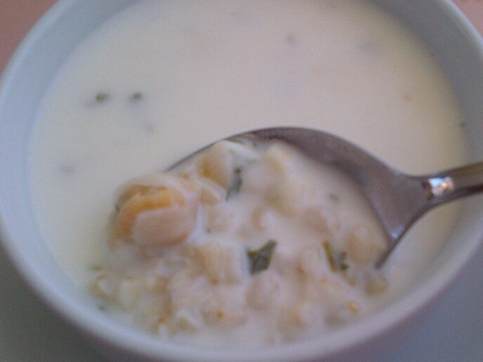 Ayran aşı: kaşıkta yarma ve nohut.