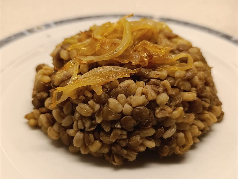 Üzerine kavrulmuş soğan konmuş mercimekli bulgur pilavı.