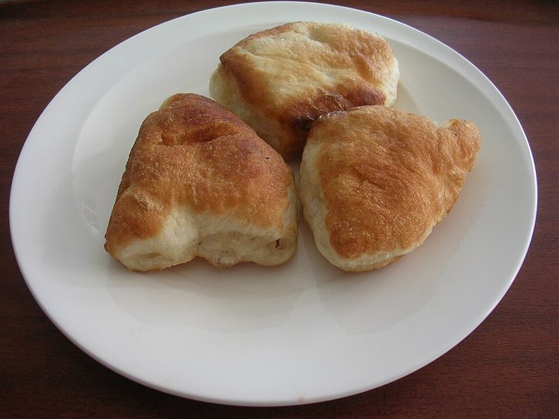 Tabakta kızarmış pişiler.